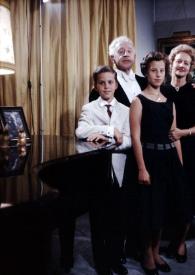 Portada:Plano general de John, Arthur, Alina y Aniela Rubinstein, todos de pie, posando junto al piano