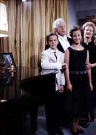 Portada:Plano general de John, Arthur, Alina y Aniela Rubinstein, todos de pie, posando junto al piano