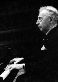 Portada:Plano medio de Arthur Rubinstein (perfil izquierdo) sentado al piano