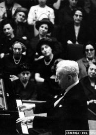 Portada:Plano medio de Arthur Rubinstein (perfil izquierdo) sentado al piano, al fondo el público