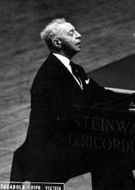 Portada:Plano general de Arthur Rubinstein (perfil derecho) sentado al piano