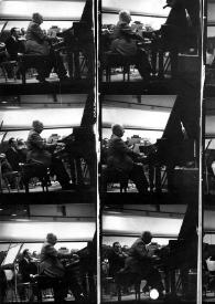 Portada:Plano general de Arthur Rubinstein (perfil derecho) en diferentes posiciones sentado al piano, al fondo la orquesta