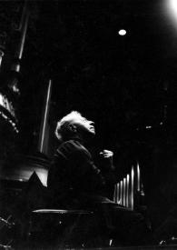 Portada:Plano medio de Arthur Rubinstein (perfil derecho) sentado mirando hacia arriba