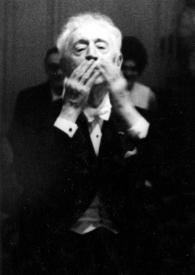 Portada:Plano medio de Arthur Rubinstein saludando al público con un beso