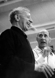 Portada:Plano medio de Arthur Rubinstein (perfil derecho) y el director de orquesta Steinberg charlando