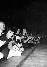 Portada:Plano general de Arthur Rubinstein (perfil izquierdo), de pie, saludando al público junto al piano.