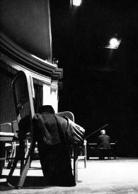 Portada:Plano general del escenario, al fondo Arthur Rubinsteon de espaldas sentado al piano; en el frente, su abrigo, sombreoro y chal