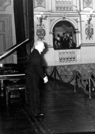 Portada:Plano general de Arthur Rubinstein (perfil izquierdo) saludando al público