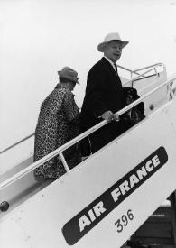 Portada:Plano general de Aniela (de espaldas) y Arthur Rubinstein posando mientras suben las escalerillas de un avión de Air France