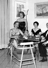 Portada:Plano general de Aniela Rubinstein, Anita Núñez de Zuloaga, una mujer y Arthur Rubinstein posando sentados alrededor de una mesa
