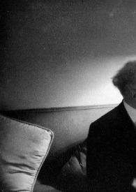 Portada:Plano medio de Arthur Rubinstein (perfil derecho) sentado charlando