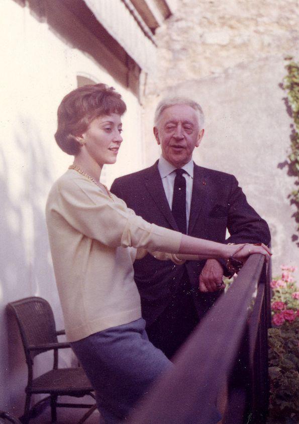 Plano general de Eva Rubinstein y Arthur Rubinstein charlando en el ...