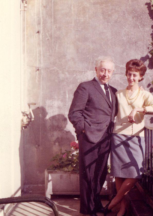 Plano general de Eva Rubinstein y Arthur Rubinstein posando en un ...