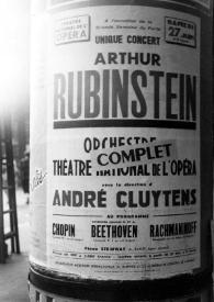 Portada:Primer plano del cartel de un concierto de Arthur Rubinstein en el Teatro Nacional de la Ópera de París, con el cartel de \"completo\" pegado sobre él