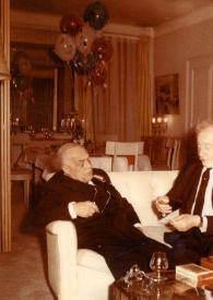 Portada:Plano general de Louis Pasteur Valery Radot y Arthur Rubinstein sentados en un sofá charlando