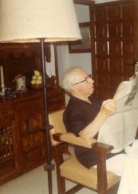 Portada:Plano medio de Arthur Rubinstein (perfil derecho) sentado en una mesa leyendo el periódico