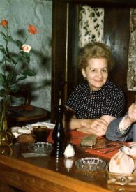 Portada:Plano medio de Aniela y Arthur Rubinstein sentados en una mesa posando