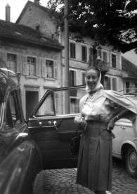 Portada:Plano general de Eva Rubinstein posando junto a un coche
