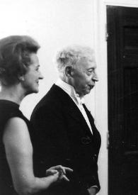 Portada:Plano medio de Aniela y Arthur Rubinstein (ambos de perfil derecho) charlando con una mujer, al fondo un hombre entra en la sala