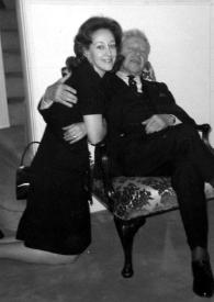 Portada:Plano general de Eva y Arthur Rubinstein posando abrazados