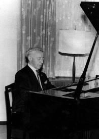 Portada:Plano medio de Arthur Rubinstein (medio perfil derecho) sentado al piano