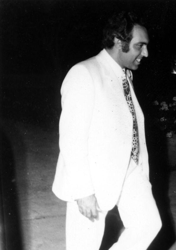 Plano general de un hombre y Arthur Rubinstein caminando | Biblioteca ...