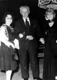 Portada:Plano general de una mujer, Arthur Rubinstein, una mujer, un hombre y una mujer posando