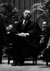 Portada:Plano general de Arthur Rubinstein sentado en el acto de la entrega del Doctorado Honoris Causa