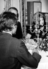 Portada:Plano medio de Eric Heidsick, Aniela Rubinstein, una mujer y un hombre  sentados en la mesa charlando