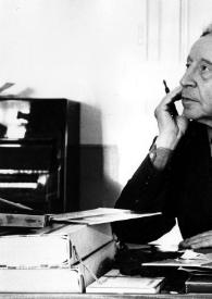 Portada:Plano medio de Arthur Rubinstein (medio perfil izquierdo)  sentado en un escritorio en actitud pensativa