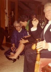 Portada:Plano general de Felicja Krance y una mujer charlando, Arthur Rubinstein posando