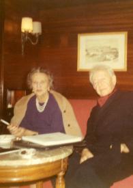 Portada:Plano general de Olga de Cadaval y Arthur Rubinstein sentados en un sofá posando