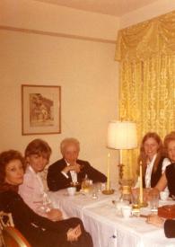 Portada:Plano general de la mesa, sentados: Eva Rubinstein, Jane Günther, Arthur Rubinstein, Jacqueline Dupré, Aniela Rubinstein y Daniel Barenboim posando