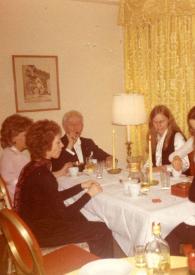 Portada:Plano general de la mesa, sentados: Eva Rubinstein, Jane Günther, Arthur Rubinstein, Jacqueline Dupré, Alina Rubinstein y Daniel Barenboim charlando
