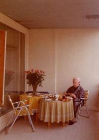 Portada:Plano general de Arthur Rubinstein sentado en la mesa desayunando