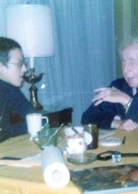 Portada:Plano medio de Alina y Arthur Rubinstein charlando sentados en una mesa