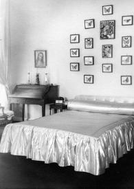 Portada:Plano general de la cama de una habitación de la casa de la Avenida Foch