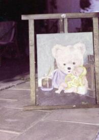 Portada:Cuadro pintado por Aniela Rubinstein que representa un osito de peluche sujetando a una muñeca