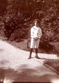 Portada:Plano general de Arthur Rubinstein, de niño, posando. Fotografía tomada cerca del Colegio Babelsbreg de Potsdam.