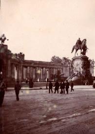 Portada:Plano general de una plaza con una gran estatua de un hombre montado a caballo en el centro