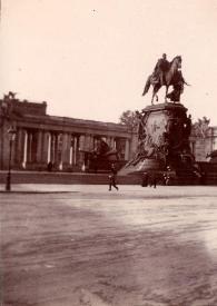 Portada:Plano general de una plaza con una gran estatua de un hombre montado a caballo en el centro
