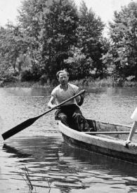 Portada:Plano general de un remero, un niño, Alina Rubinstein y John Rubinstein en una barca en un lago posando