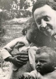 Portada:Plano medio de Eva Rubinstein en brazos de Arthur Rubinstein y Paul Rubinstein en brazos de Aniela Rubinstein posando
