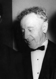 Portada:Plano medio de Arthur Rubinstein (medio perfil izquierdo) posando con la mirada hacia el suelo