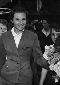 Portada:Plano medio de una mujer acompañando del brazo a Arthur Rubinstein con un ramo de flores entre los brazos