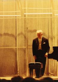 Portada:Plano general de Arthur Rubinstein de pie junto al piano saludando al público