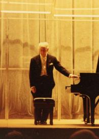 Portada:Plano general de Arthur Rubinstein de pie, posando junto al piano