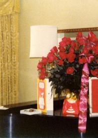Portada:Plano general del ramo de flores regalo de Van Cliburn por el 90 cumpleaños de Arthur Rubinstein