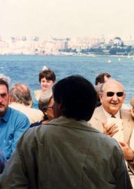 Portada:Plano medio de Nikita Magaloff, Aniela Rubinstein e Iasbel de Falla sentados en un barco durante un paseo por la Bahía de Santander