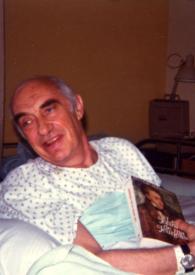 Portada:Plano medio de Kazimierz Krance posando en la cama de un hospital con el primero libro de memorias de Arthur Rubinstein